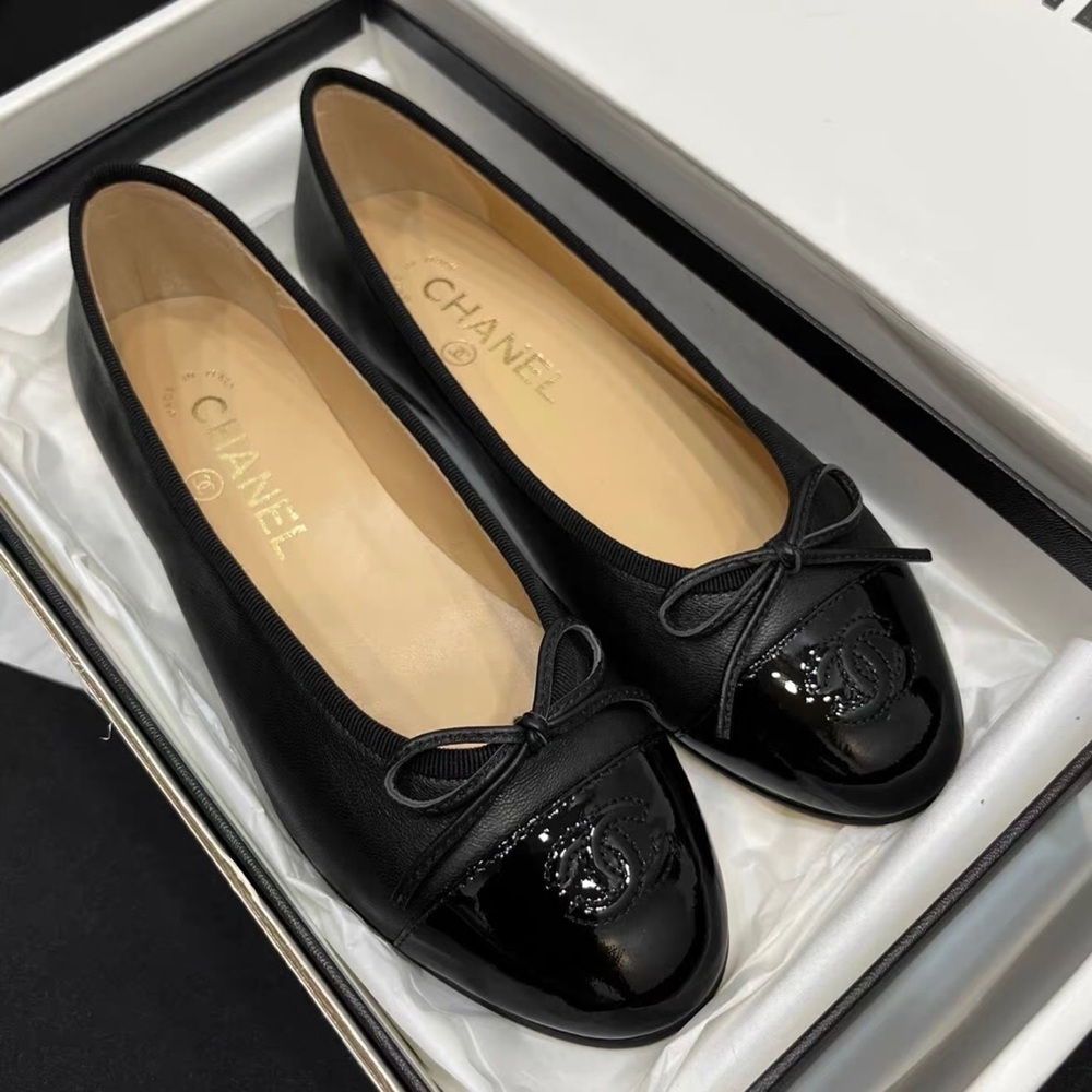 CHANEL Black Leather Ballet Flats with Patent Cap-Toe and CC Bow